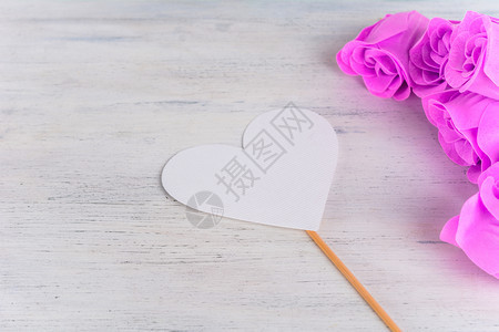 粉红色玫瑰和情人节与以白木背景塑造的心脏卡valenti日概念图片