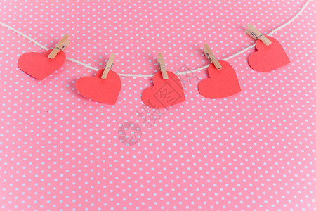 红纸心挂在粉色背景上valenti日概念图片