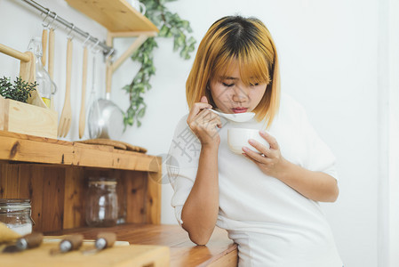 女子享受健康的营养食物图片