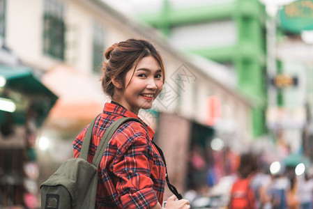 快乐的年轻女在惊人的地标度假享受传统城市的旅程图片