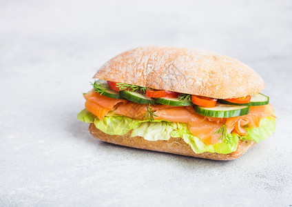 新鲜的三明治配有生菜黄瓜和三文鱼图片