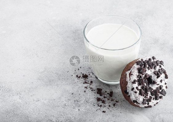 一杯牛奶和甜圈加黑饼干在石头厨房餐桌背景图片