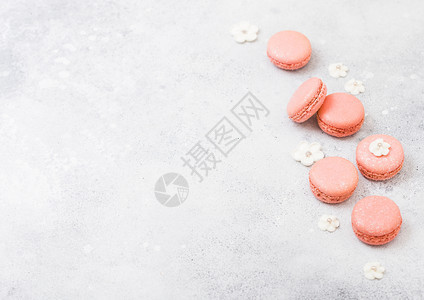 粉红甜点蛋糕面或有白甜花的马卡龙在石器厨房背景上图片