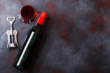 优雅的玻璃和一瓶红葡萄酒厨房桌底有开瓶器图片