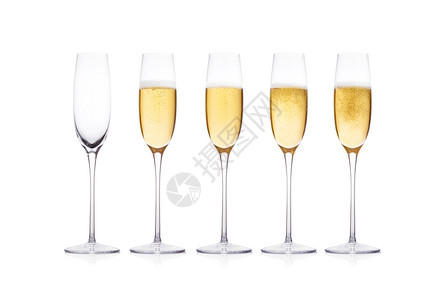 优雅的黄色香槟杯子白面带泡倒影图片