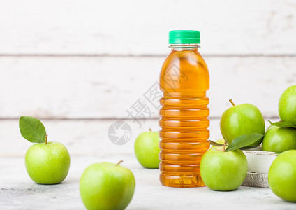 装有健康的绿苹果鲜有机汁瓶装在木背景的盒子中文本空间图片