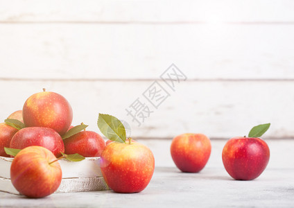 木箱中的有机健康红苹果白木底日光阳照亮图片