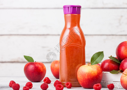 鲜有机苹果和草莓汁瓶装鲜果子木质背景文本空间图片