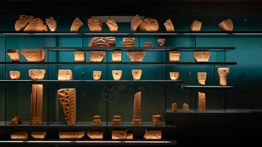 2013年9月6日在晚间考古博物馆中在湖华氏地区展览馆附近发现古老建筑装饰部分图片