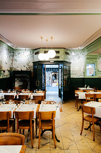 2013年9月6日中华氏热瑞士红衣老古董餐厅配有木制桌椅子和新手壁画1902年以来在中华氏的著名旧时装晚宴店图片