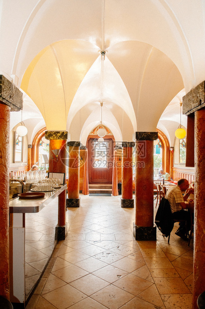 2013年9月6日中世纪天花板下有木桌的古老餐厅温暖的音调灯光图片