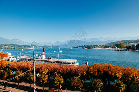2013年9月4日苏威采兰州卢塞伦湖Lucern湖码头的观光蒸汽艇图片