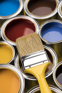涂漆和油刷子罐黄色背景图片