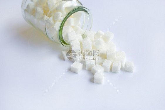 白色背景上的糖瓶玻璃图片