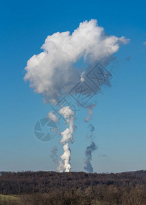 从西弗吉尼亚州摩根镇附近的燃煤发电站射的烟雾和图片