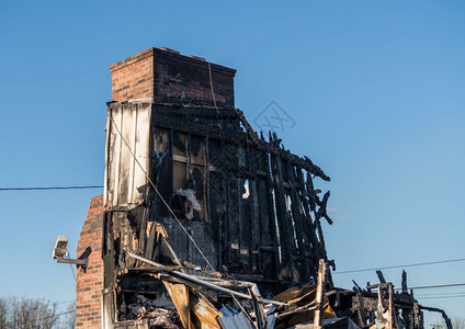 被火烧毁的一座办公大楼被烧焦和漆黑的废墟被火烧毁的办公大楼被烧焦的废遗骸图片