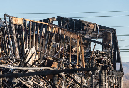 被火烧毁的一座办公大楼被烧焦和漆黑的废墟被火烧毁的办公大楼被烧焦的废遗骸图片