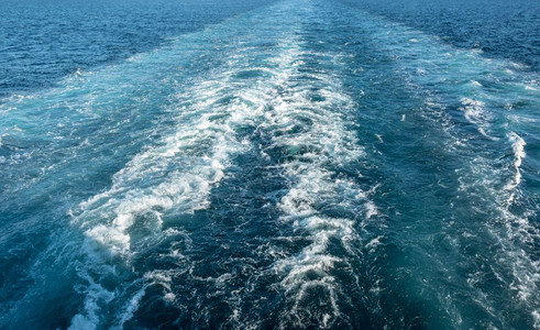 一艘大型海上游轮在过后从船尾向仰望游轮在海上过后离开的波浪图片