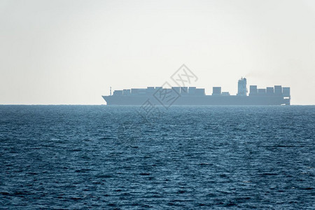 大型集装箱船在华沿海集装箱船沉入上海附近的沿雾中图片