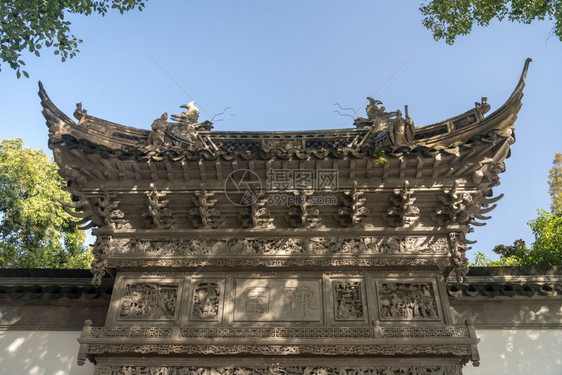 在旧城上海的Yyu或an花园的屋顶雕刻细节龙在Yyuan或Y花园在上海的详细节图片