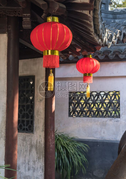 在上海老城的Yu或yan花园内有灯笼的小院子在上海的Yyuan或上海的Yuhai花园内有红色灯笼图片