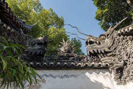 在旧城上海的Yyu或an花园的屋顶雕刻细节龙在Yyuan或Y花园在上海的详细节图片