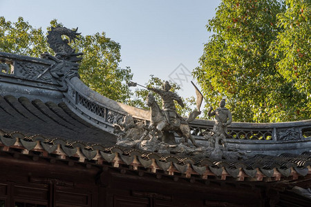 乔治和龙的细节在屋顶在豫园或豫园在旧城上海上海豫园或豫园的龙的细节图片