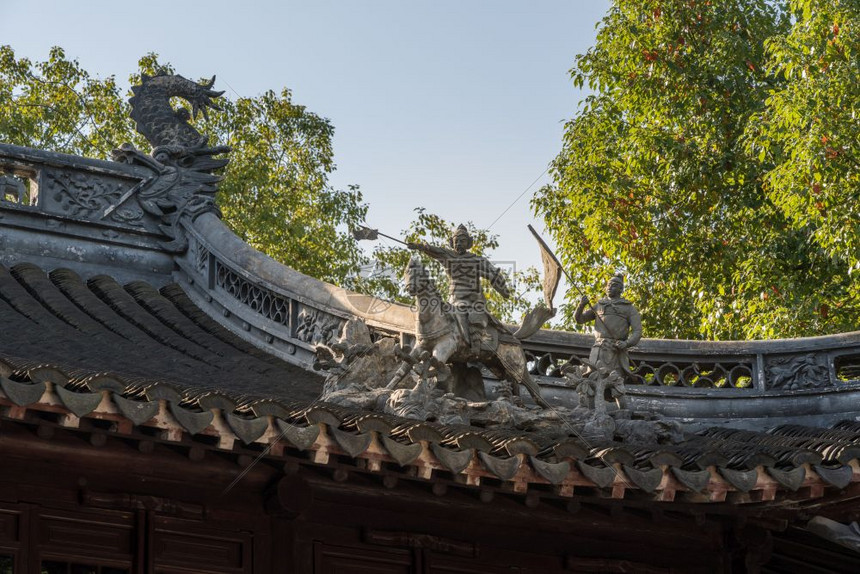 乔治和龙的细节在屋顶在豫园或豫园在旧城上海上海豫园或豫园的龙的细节图片