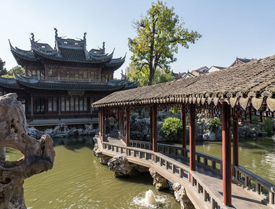 在旧城上海的Yyu或an花园中反映池塘桥位于Yyuan或Y花园位于上海图片