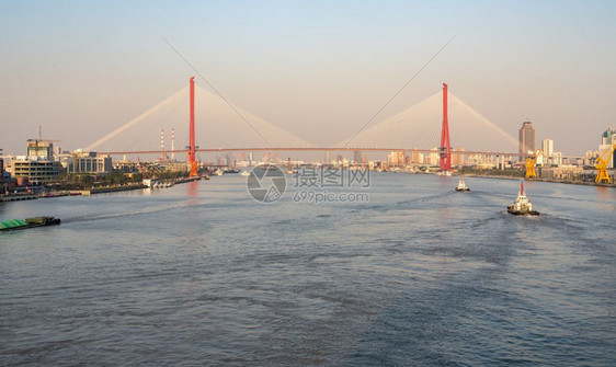 日落时向阳浦桥行驶图片