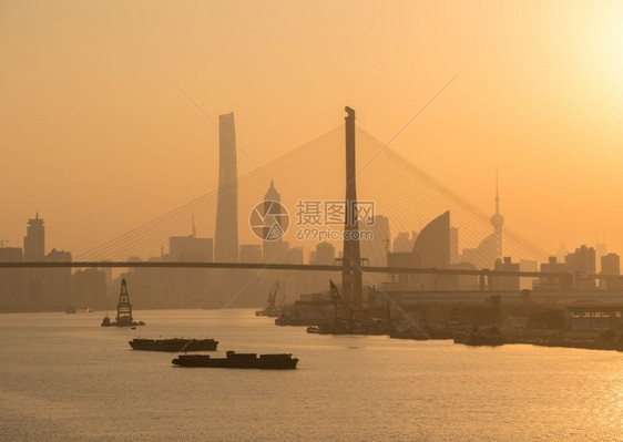 2018年黄浦河日落时向阳浦桥靠岸图片