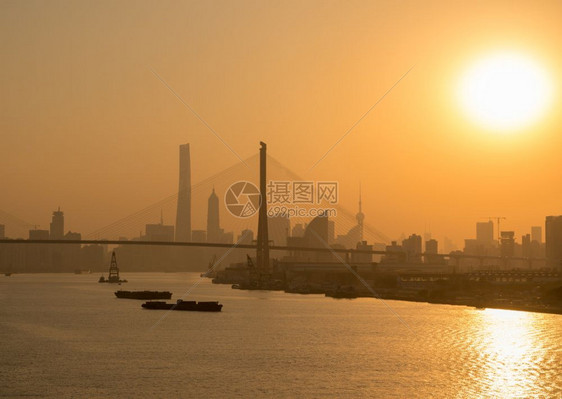 2018年黄浦河日落时向阳浦桥靠岸图片