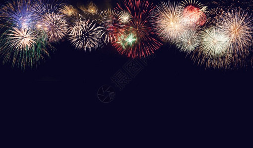 夜蓝天空发生多起烟火爆炸复合物新年或独立日庆祝活动有复制空间图片