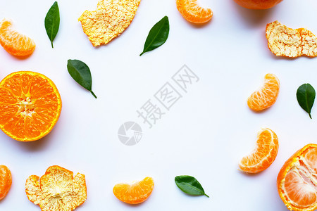 白色背景的橙水果和绿叶复制空格图片