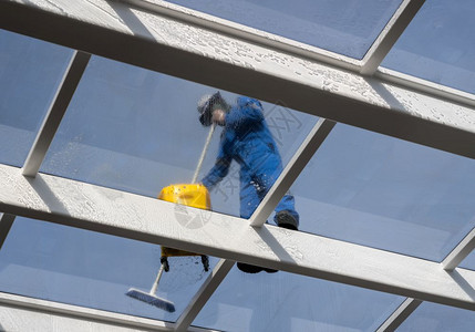 在打扫玻璃屋顶的工人图片