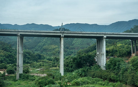 农村山区的现代混凝土高速公路或主要桥梁图片