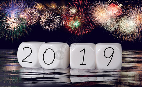 2019年新庆祝活动的日历期和水反射烟花与2019年新假日背景历相结合图片