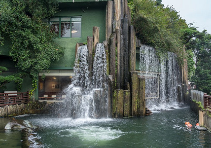 南莲花园的瀑布由洪公吉林尼姑妇红公的钻石山南莲花园图片