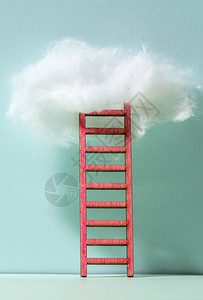 红梯到云的隐喻增长和互联网云络的概念蓝色墙图片