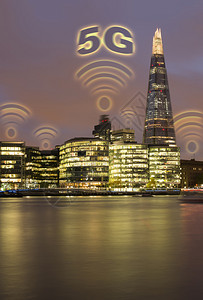 城市5g概念建筑物顶部有许多无线符号高速移动互联网图片