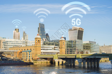 城市5g概念建筑物顶部有许多无线符号高速移动互联网图片