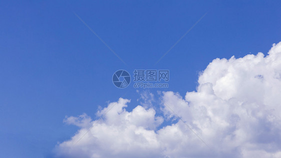 蓝色天空背景白云阳光明媚的夏日或春雨云图片