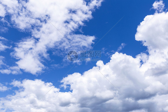 蓝色天空背景白云阳光明媚的夏日或春雨云图片