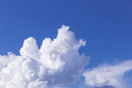 蓝色天空背景白云阳光明媚的夏日或春雨云图片