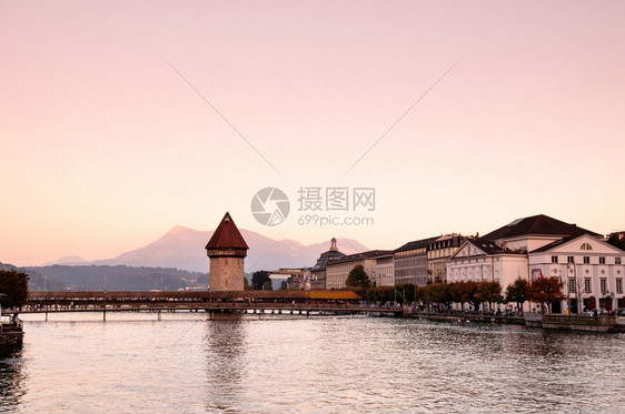 日落和甜蜜的夜空时天边日落和甜蜜夜空背景里基山瑞士图片