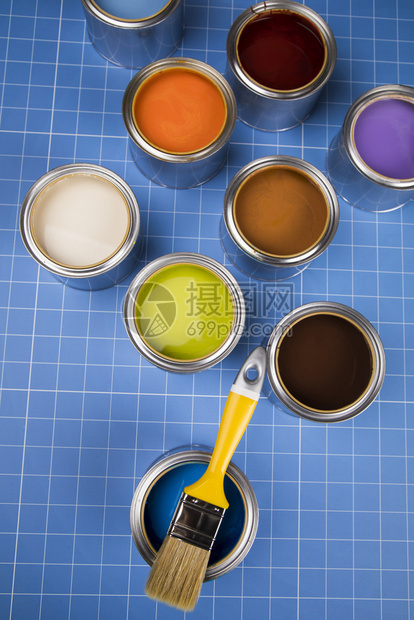 油漆刷锡罐和色制导样本蓝底图片