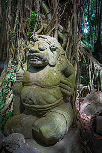在神圣的猴子森林中雕像乌布德巴利印地安尼西亚在猴子森林中的雕像印地安尼西亚图片