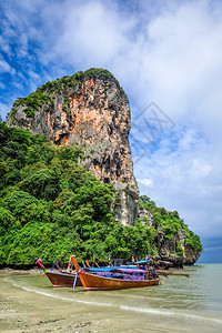 泰国甲米的莱雷海滩船只和石灰岩悬崖泰国甲米的拉伊海滩图片