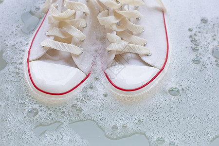 洗前要穿湿鞋脏运动图片