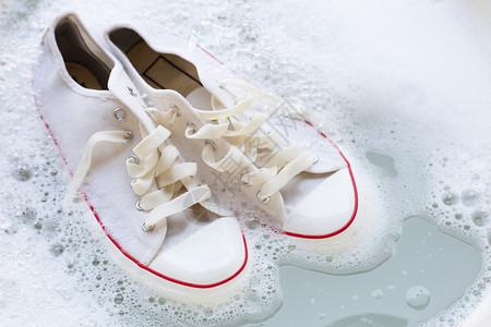 大力泼水和泡沫洗前要穿湿鞋脏运动背景